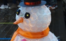 Faire un bonhomme de neige avec des gobelets en plastique