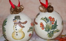 Décorer des boules polystyrène en boules de Noël