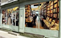 De fausses vitrines pour égayer une rue commerçante !