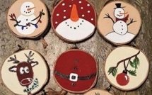 Décorations de Noël sur galettes de bois