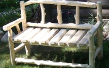 De jolis bancs en bois, faits maison pour le jardin