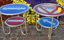 Du mobilier en panneaux de signalisation