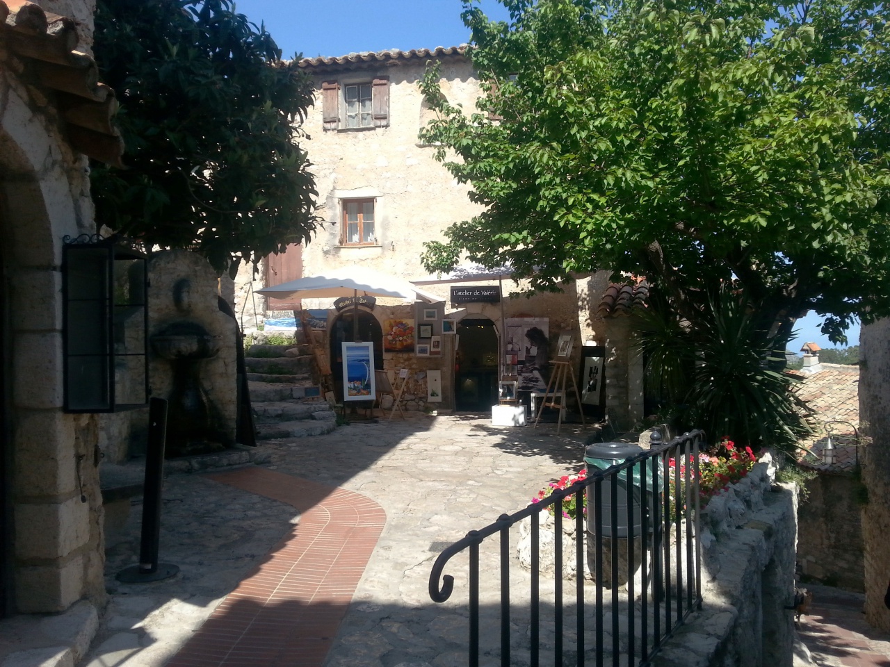 place village EZE