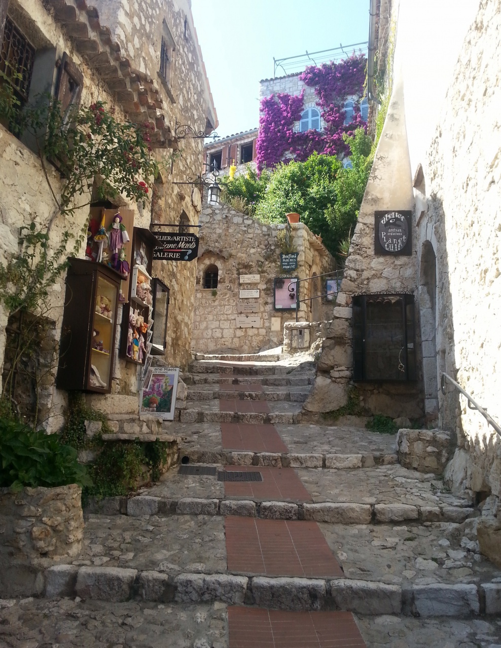 ruelle village EZE
